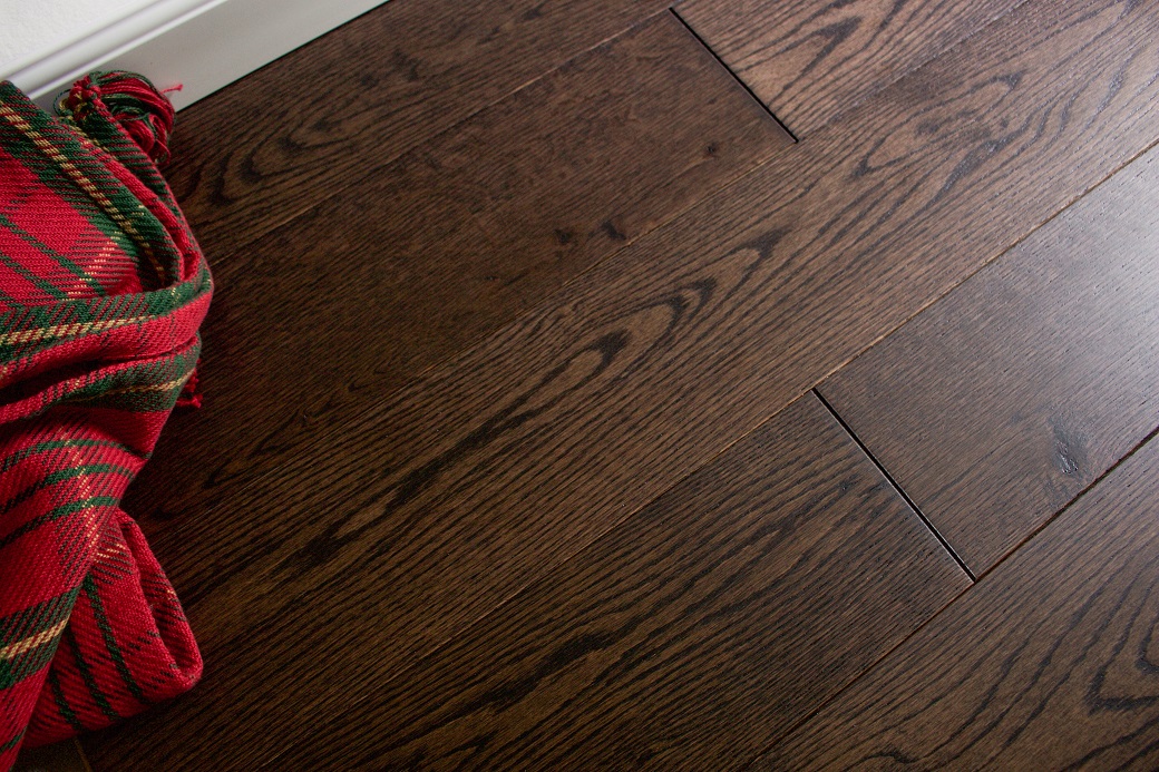 photo of 5” Red Oak Livesawn Saddleback hardwood flooring from our Rangeley collection